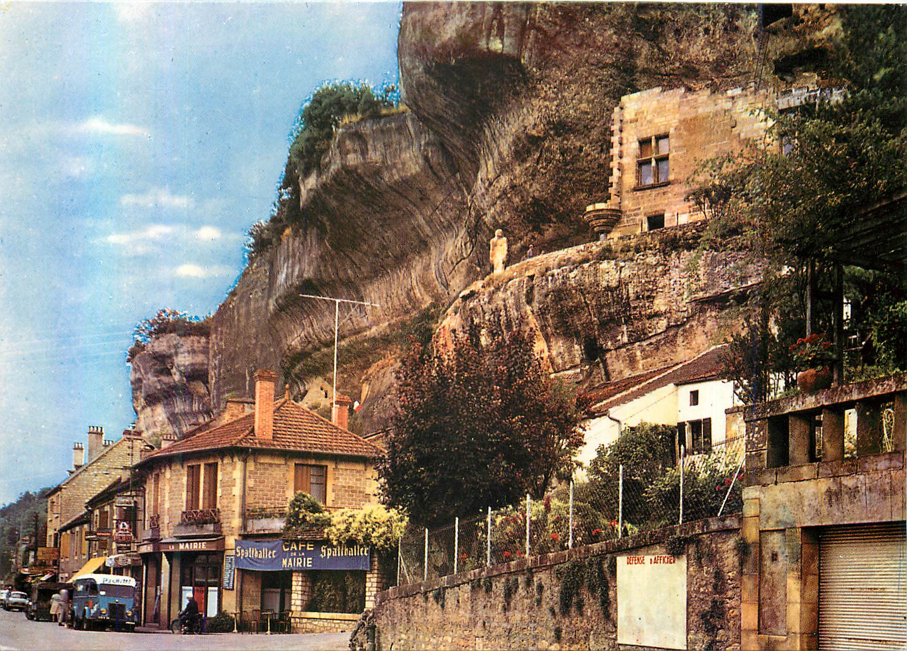 CPA Les Eyzies (Dordogne) Capitole de la Prehistoire Musee prehistorique Les Falaises
