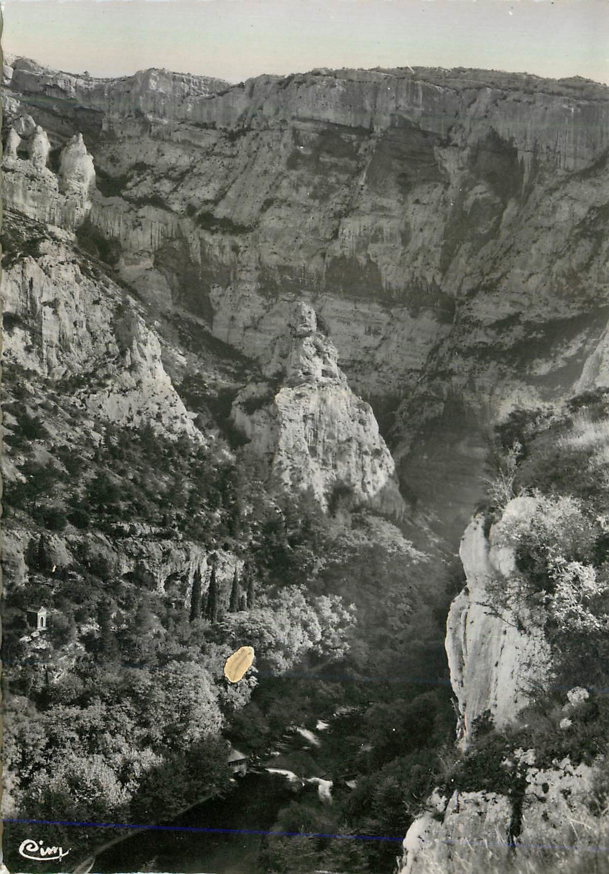 Fontaine-de-Vaucluse — Le grand Rocher et la Vallée — Photo Combier Macon