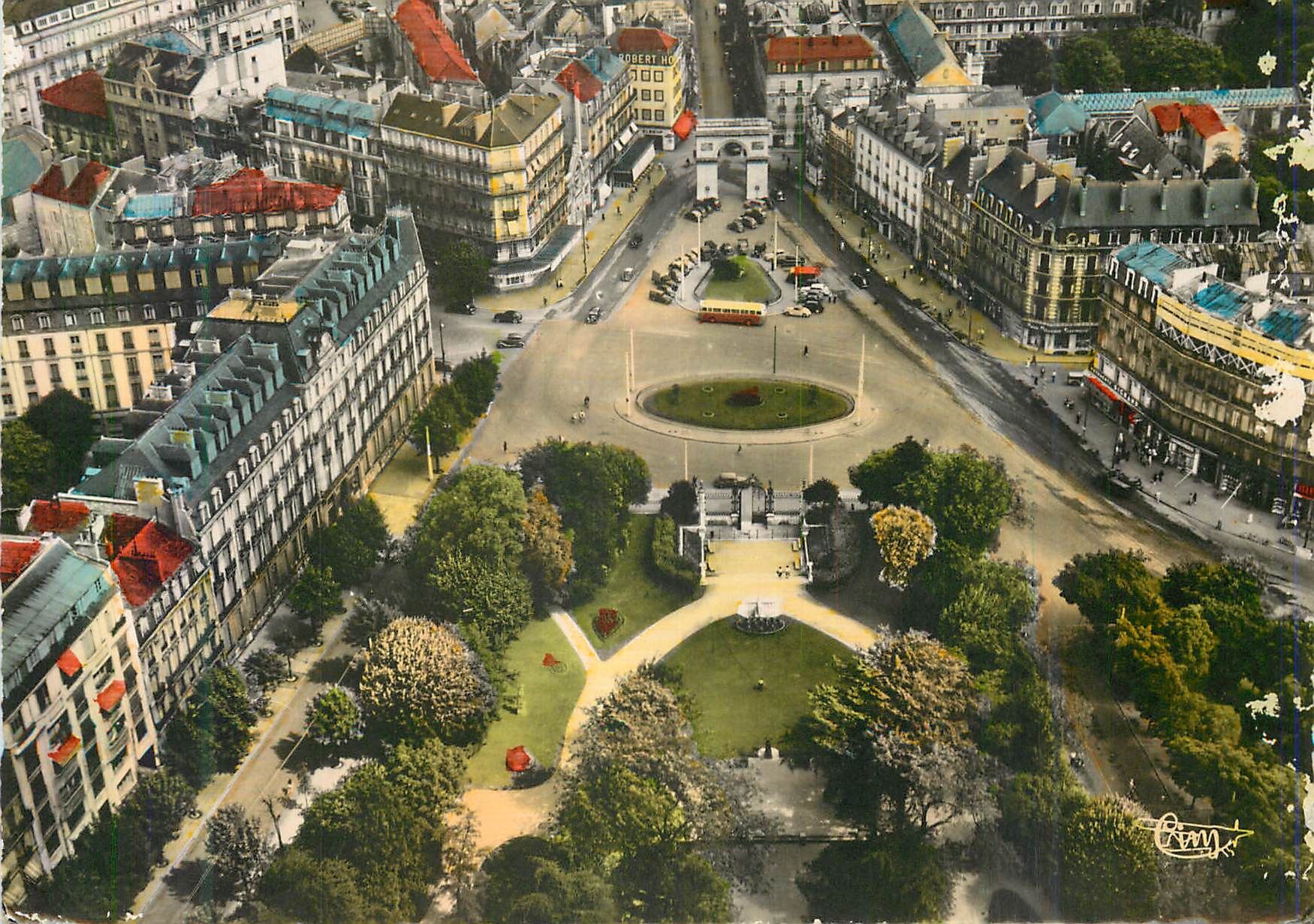 CPM Dijon (C d'Or) Vue Aerienne Place d'Arcy