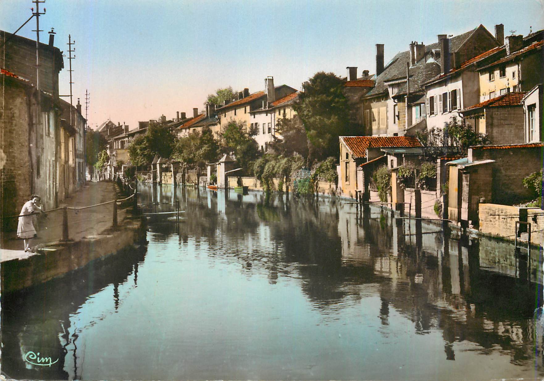 CPM Joinville (Haute Marne) En Flanant sur les Bords de la Marne