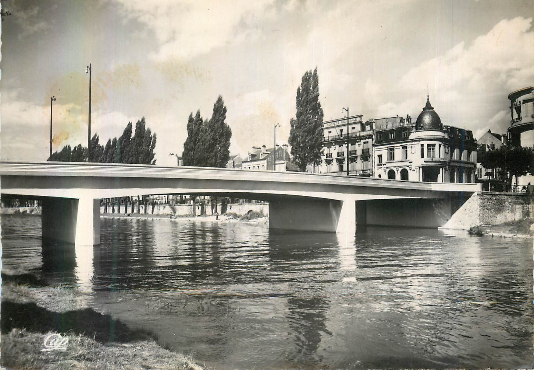 Melun - Le nouveau Pont — vue du pont sur la Seine — éditeur REAL-PHOTO (51)