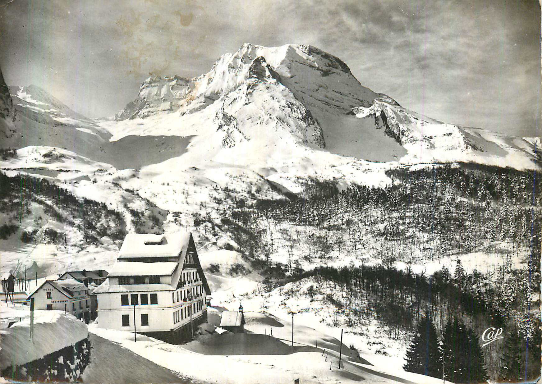 Vue vers l'Hôtel Edelweiss et la Chapelle — Gourette — Journaux-Souvenirs