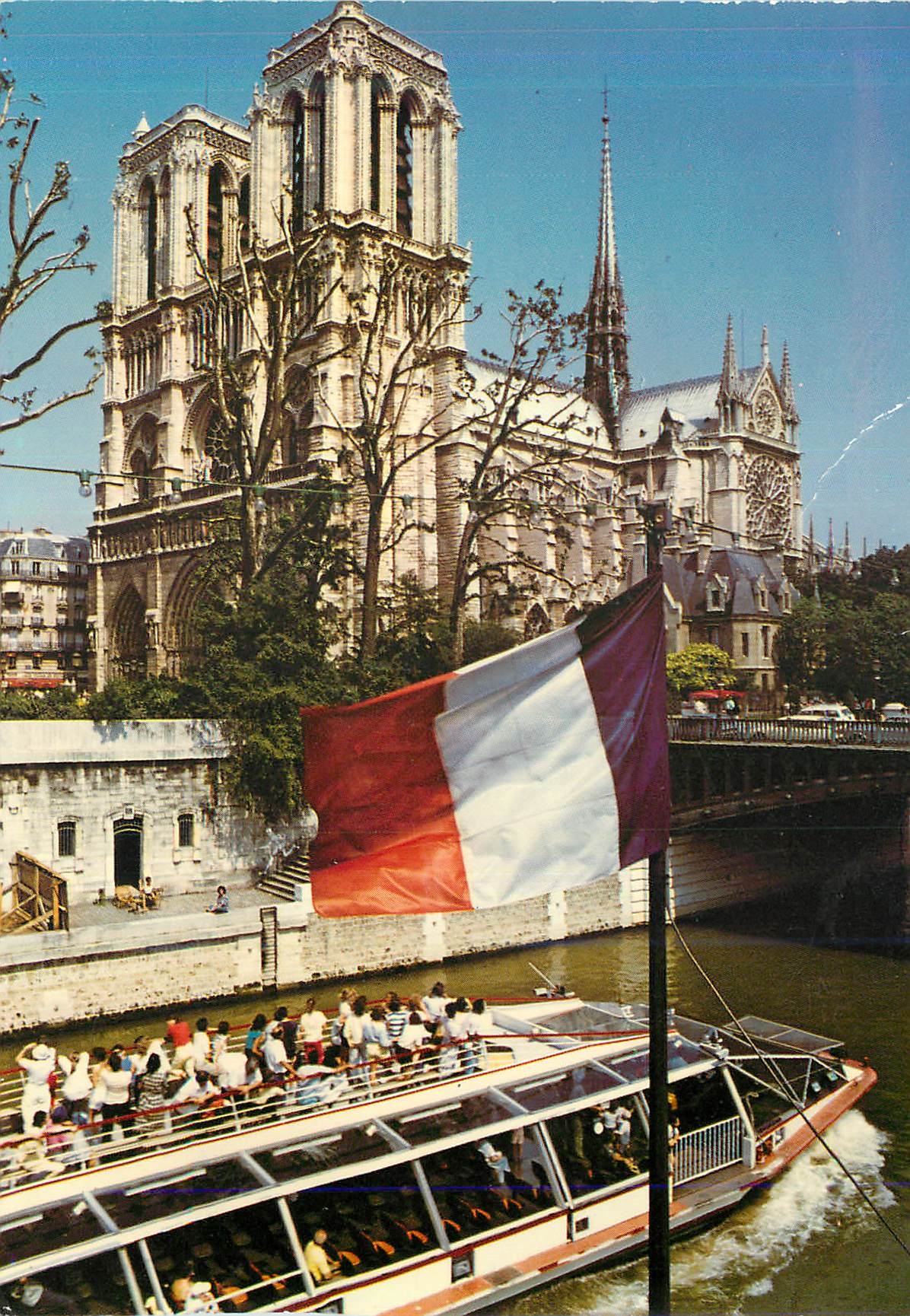 CPM Paris La Cathedrale Notre Dame et la Seine Bateau Mouche