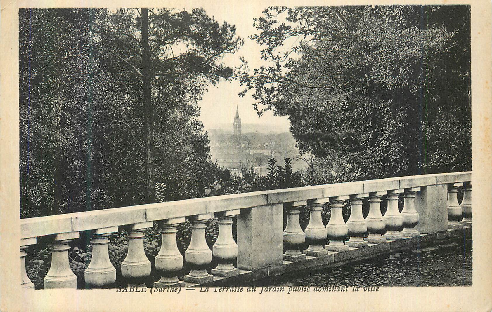 CPA Sable (Sarthe) La Terrasse du Jardin Public Dominant la Ville