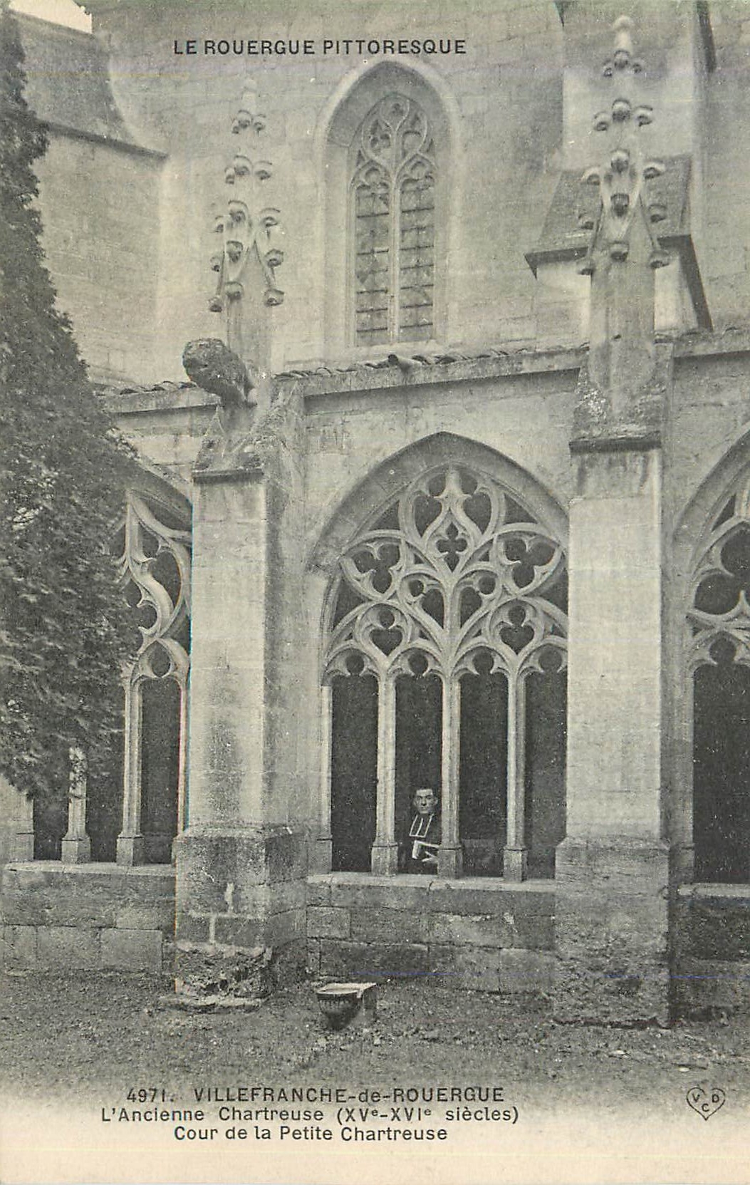 CPA Villefranche de Rouergue L'Ancienne Chartreuse (XVe XVIe Siecles) Cour de la Petite Chartreuse