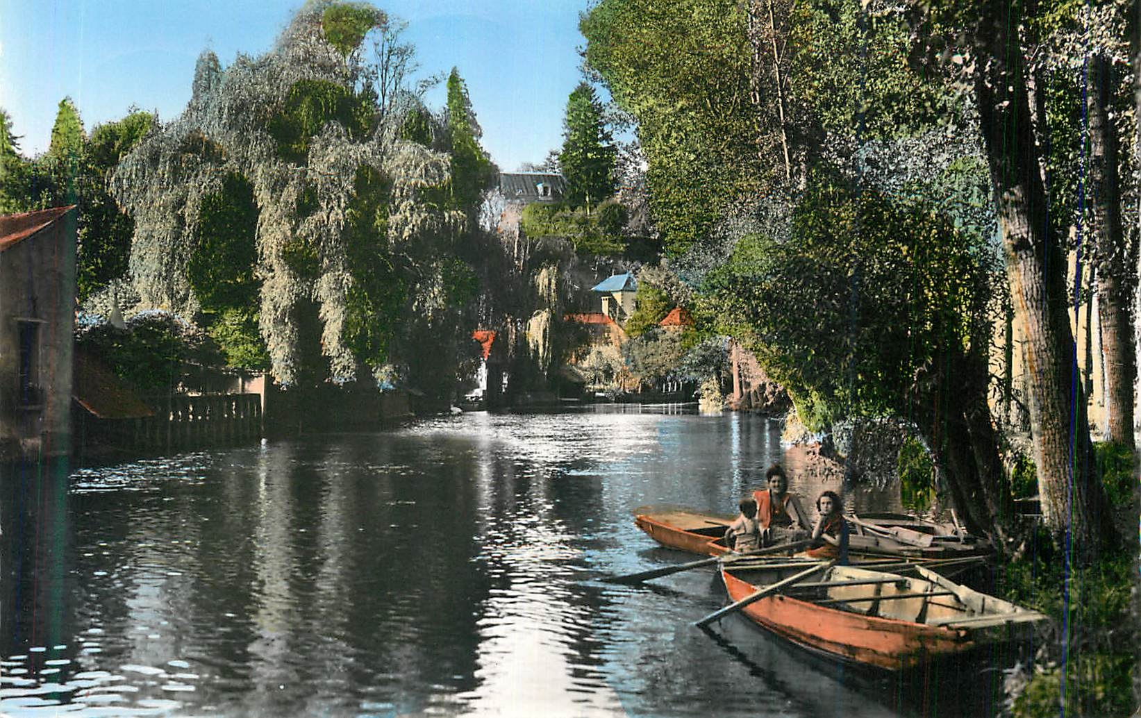 CPM La Chartre sur Loir (Sarthe) Les Bords du Loir Au Fond Le chatillon