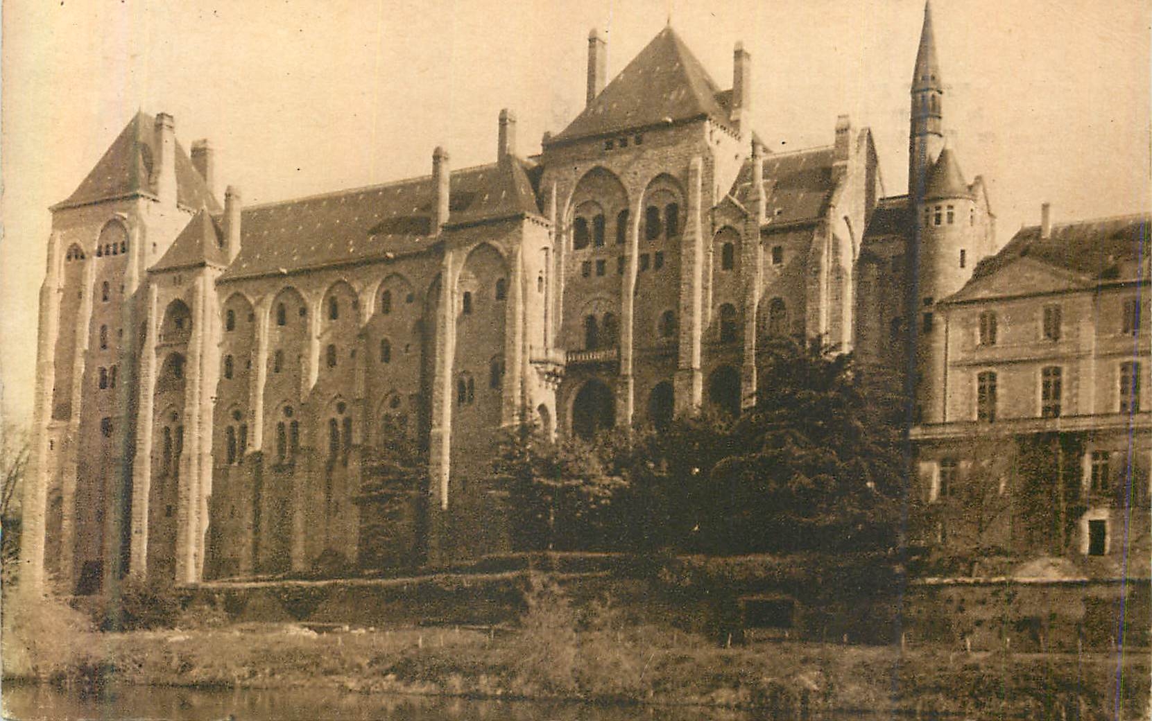 CPA L'Abbaye de Solesmes Les Batiments de 1896 Vus de L'Ile Saint Clement