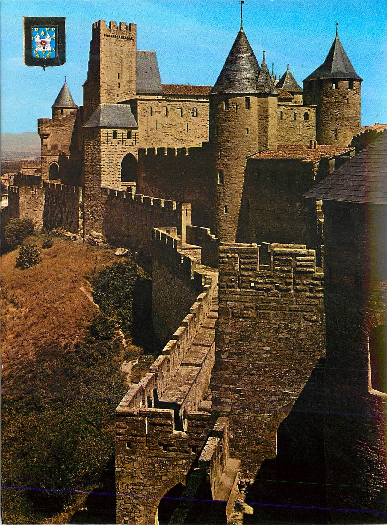CPM Carcassonne Arts et Couleurs de l'Aude Cite Medievale (Ve XIIIe s) Le chateau Comtal et la Porte du Senechal vue de 