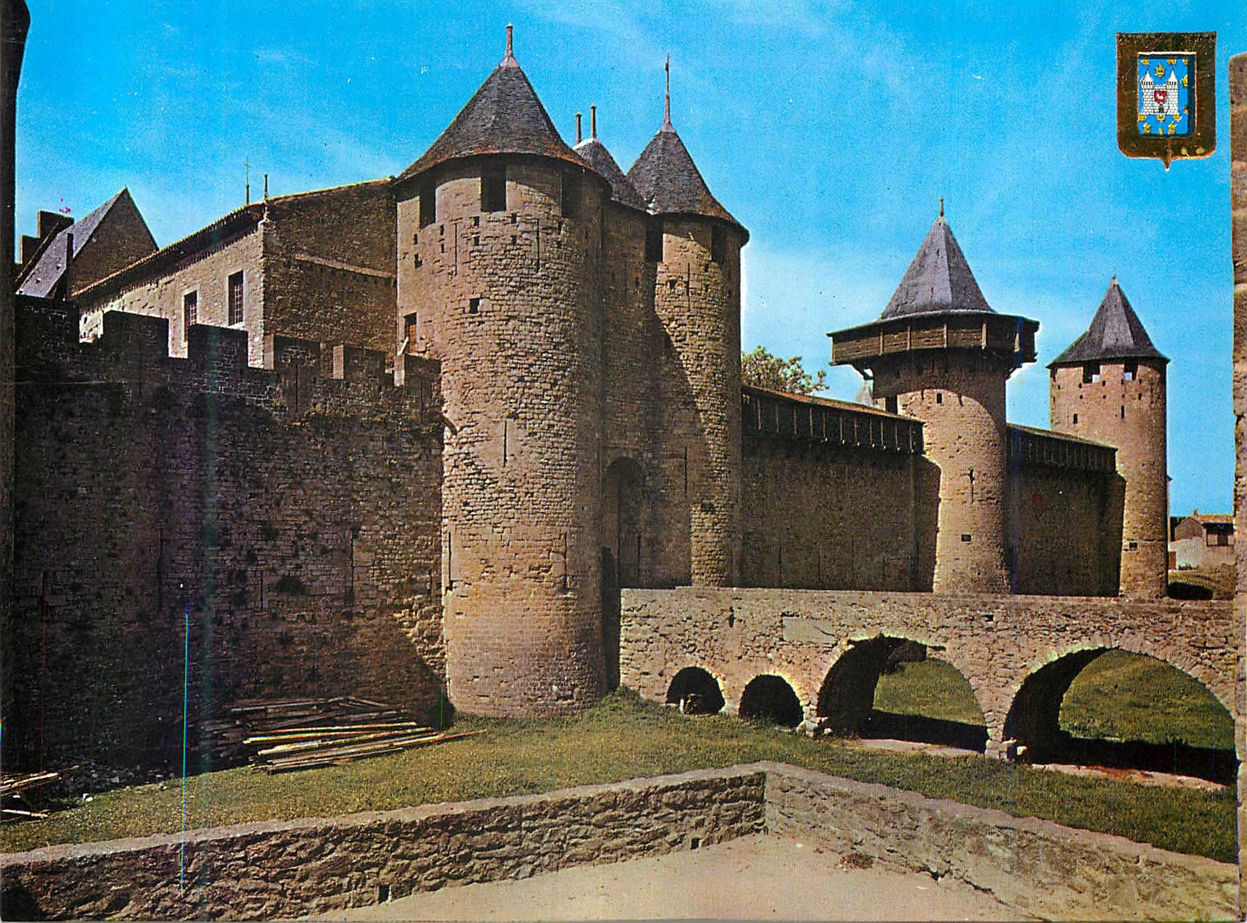 CPM Carcassonne Arts et Couleurs de l'Aude Cite Medievale (Ve XIIIe s) Le Chateau Comtal et Pont du XIIe s