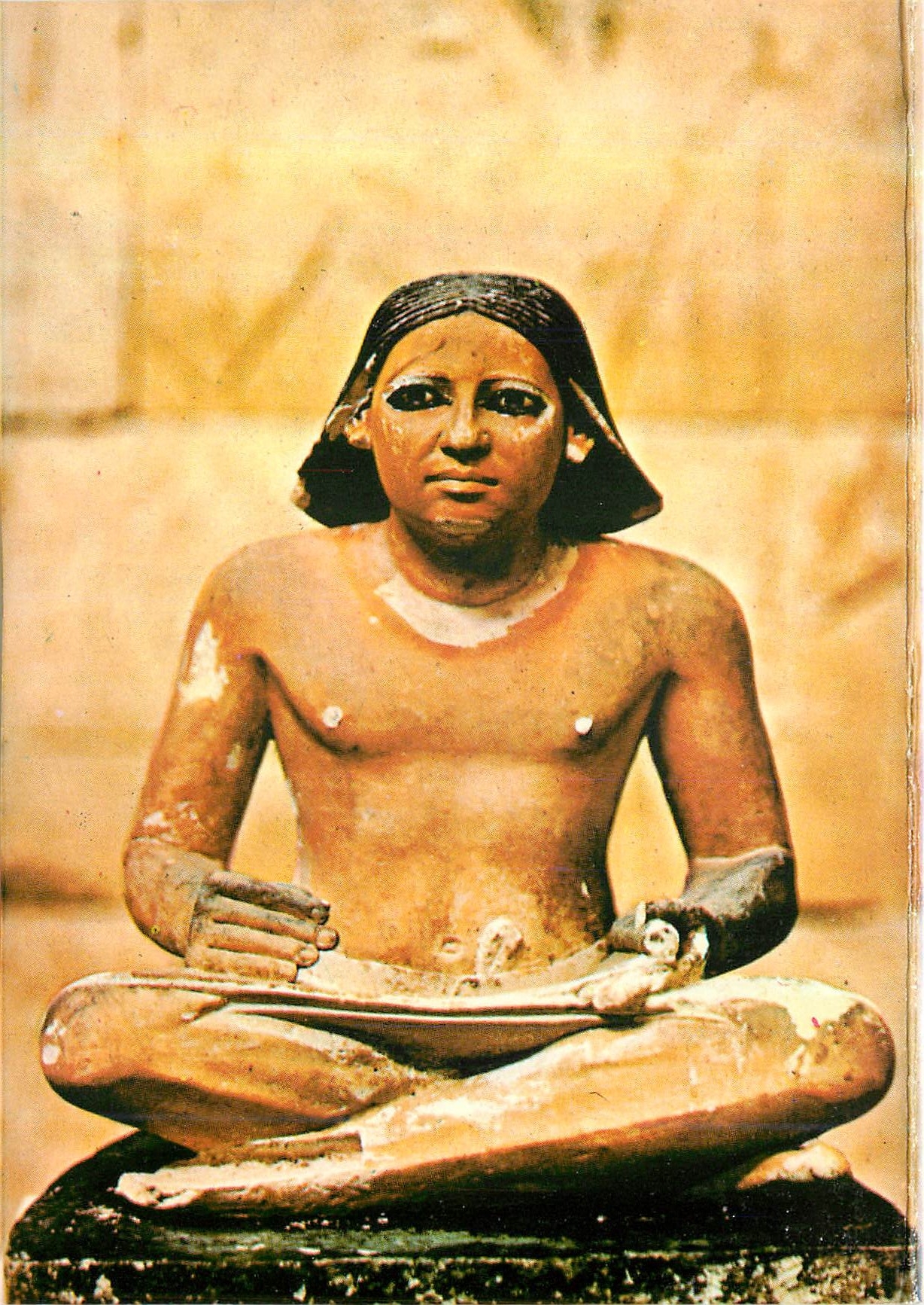 Statue peinte d'un scribe accroupi — 4e dynastie — Égypte, 2720 av. J.-C. — Édition Lehner & Landrock, n° 253