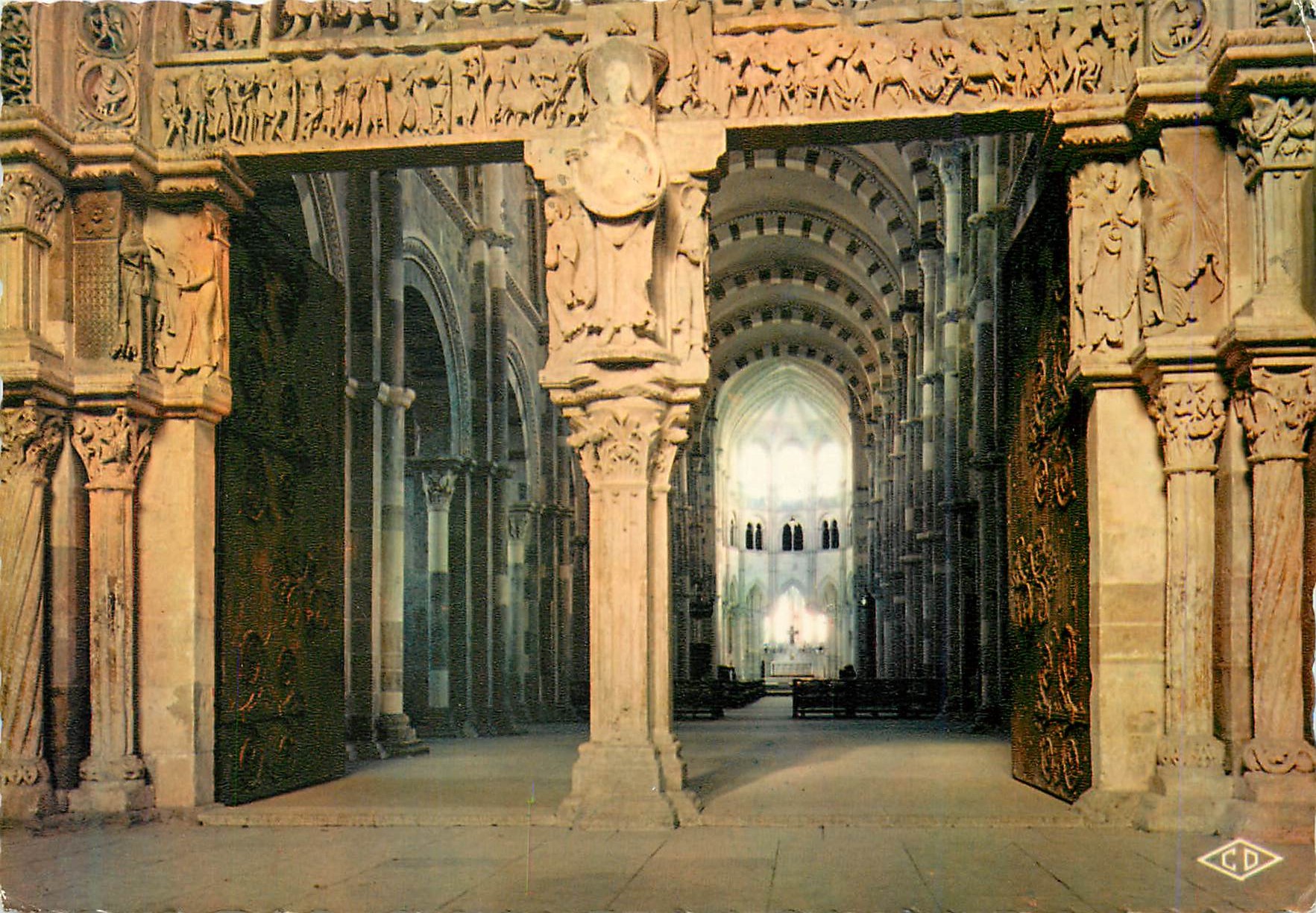 CPM Vezelay (Yone) La Facade et ma Nef de la Basilique de la Madeleine