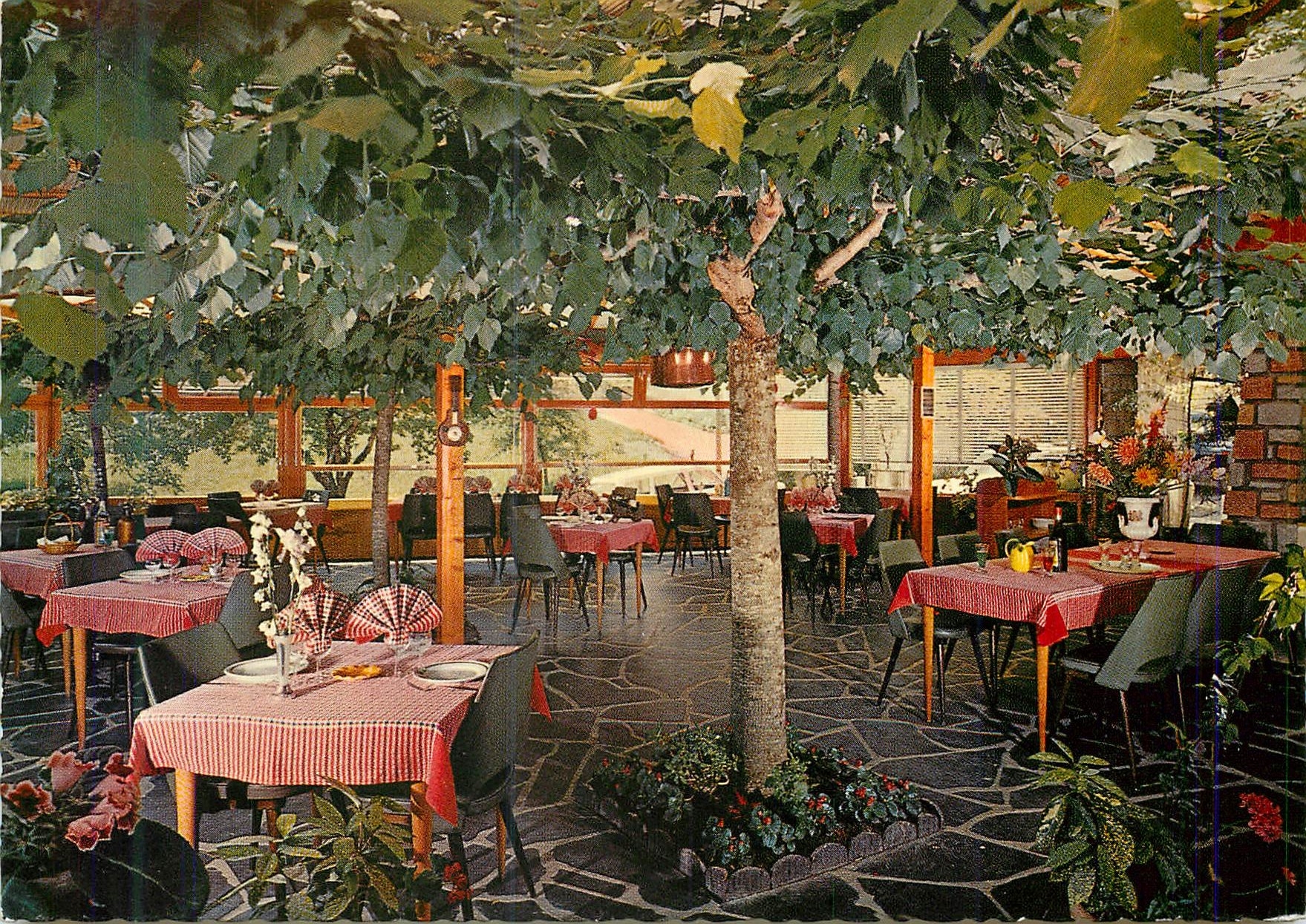 Terrasse couverte — Hôtel «Les Chataigniers» — Ed. TELE S.A., Annecy