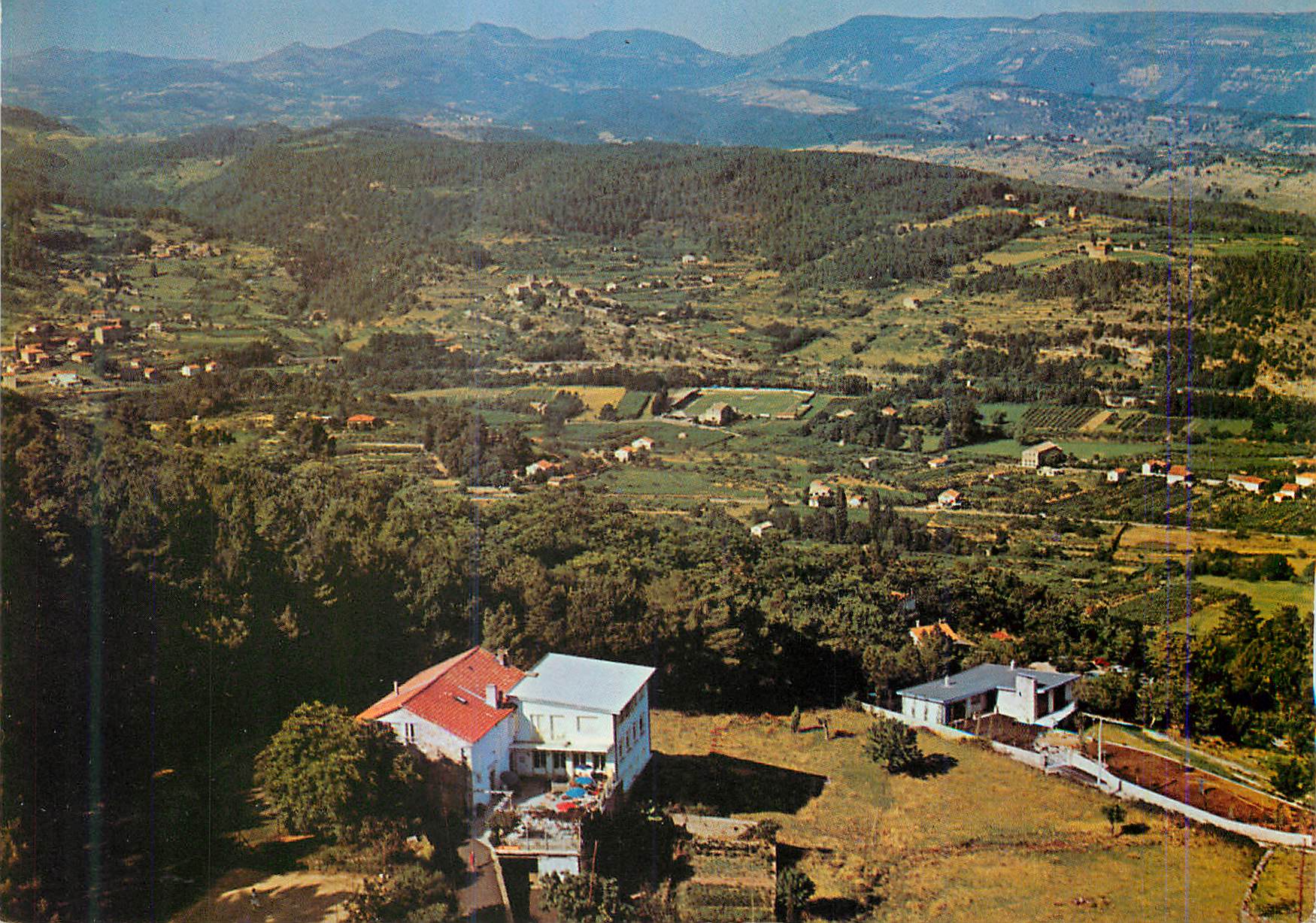 CPM Aubenas (Ardeche) L'Hotel La Pinede dans son Cadre Magnifique de Verdure et de Montagne
