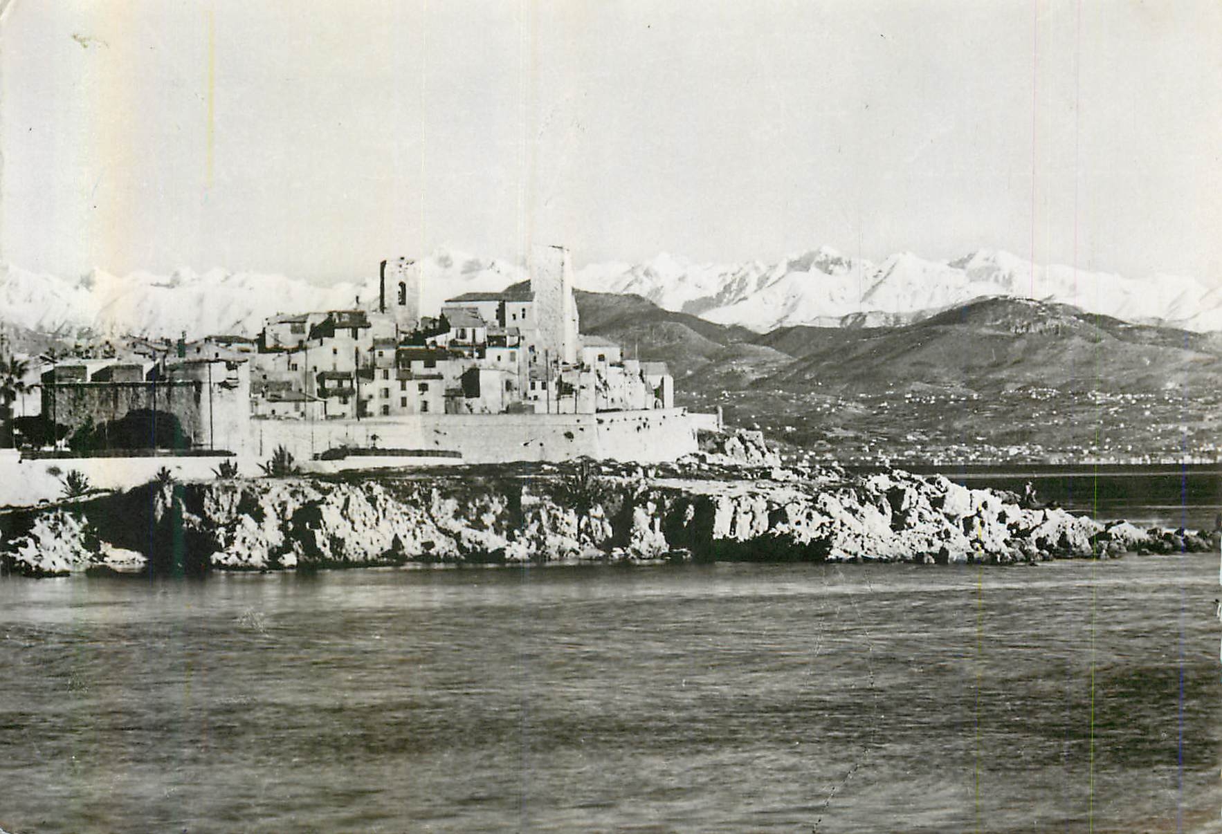 CPM Antibes La Vieille Ville et la Chaine des Alpes