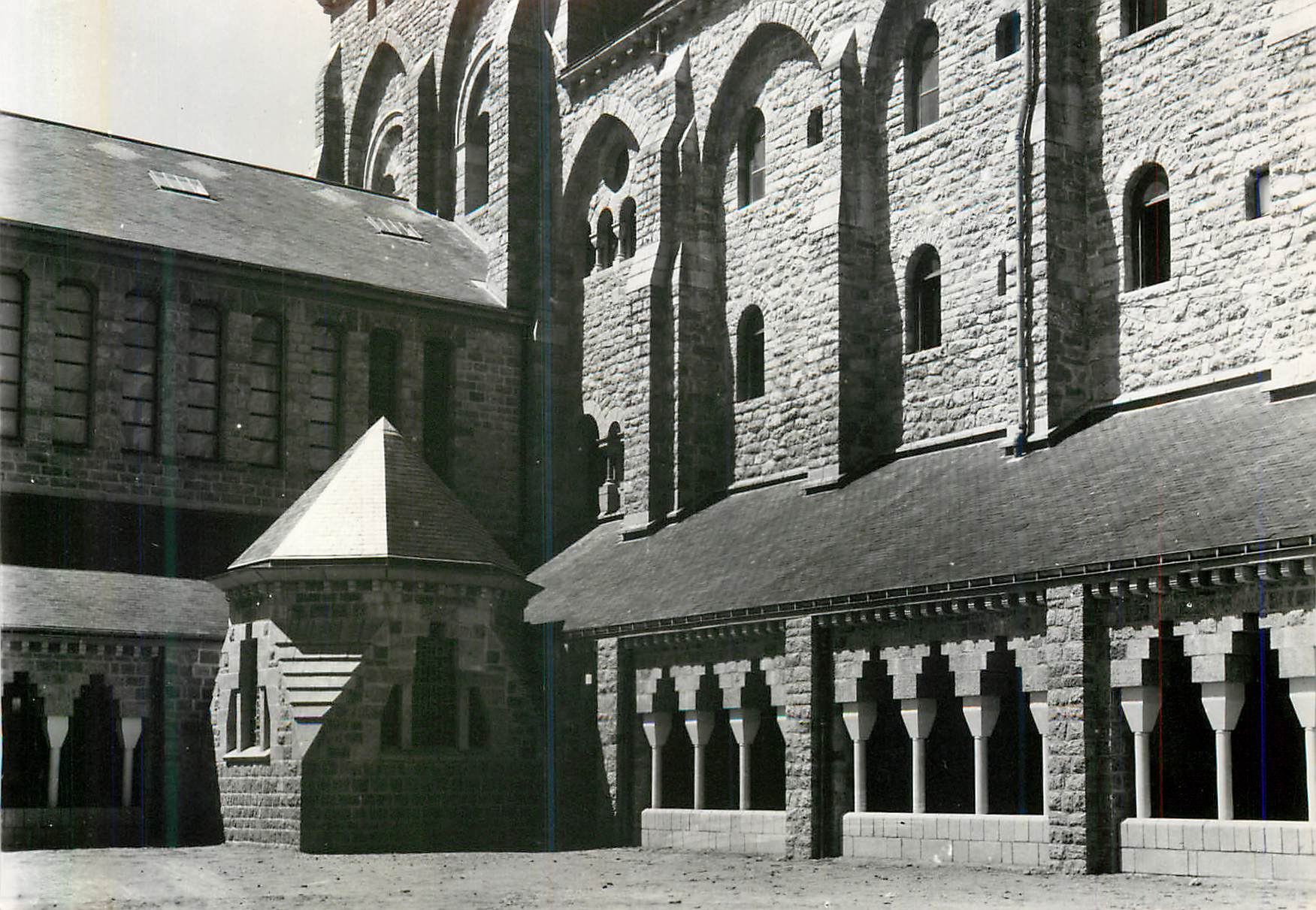 CPM L'Abbaye de Solesmes Le Nouveau Cloitre et la Bibliotheque