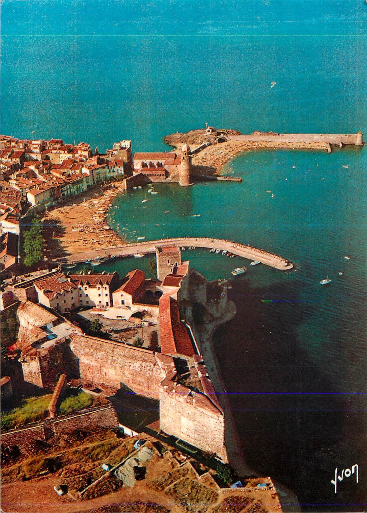 CPM Collioure (Pyrenees Orientales) Le Chateau LE Nouveau Port et l'Eglise
