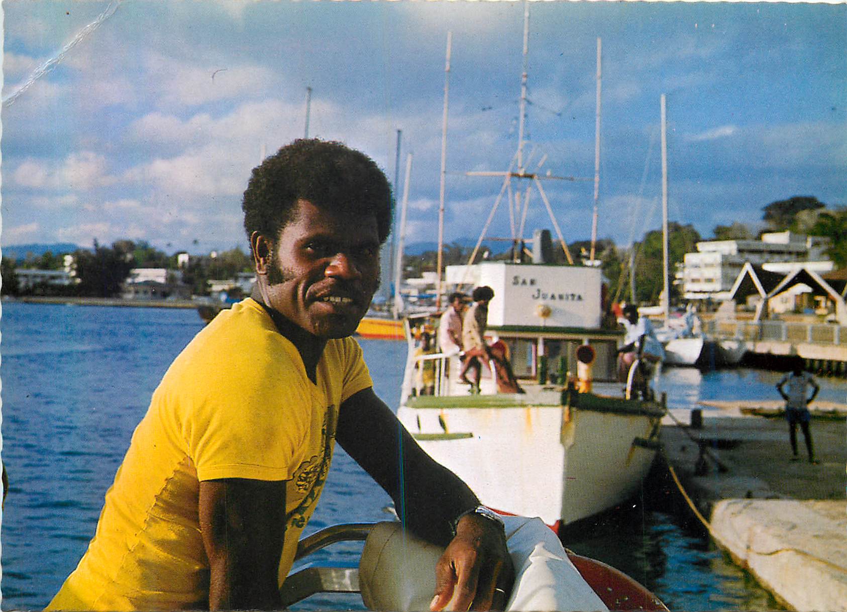 Captain à bord du bateau San Juanita — Port Vila, Nouvelles-Hébrides — Photographie par Teva Sylvain