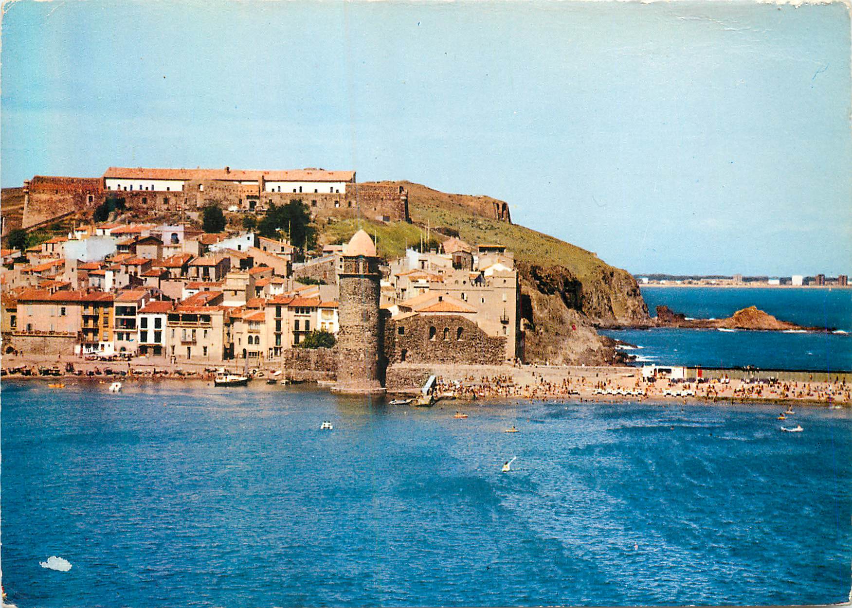 CPM Collioure (Pyrenees Orientales) Vue d'Ensemble au Ier Plan L'Eglise Fortifiee