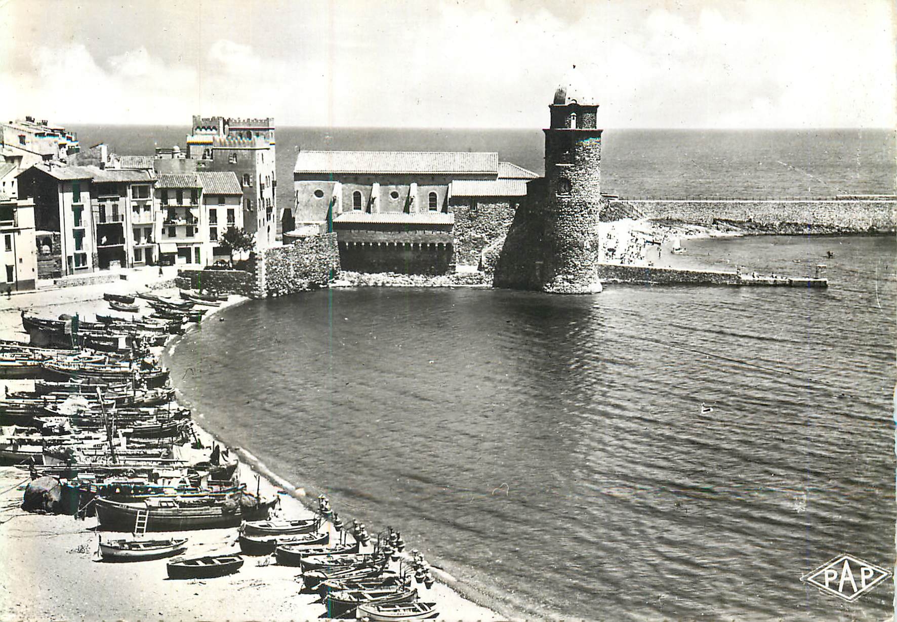 CPM Collioure La Rade et l'Eglise Bateaux