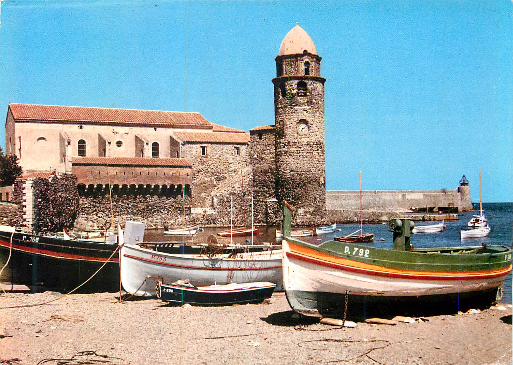 CPM Collioure (P O) L'Eglise Fortifiee et Barque de Pecheurs Bateaux