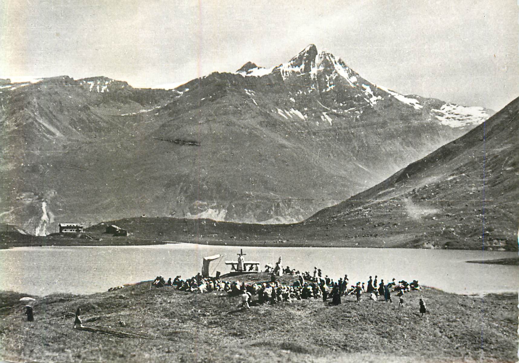 CPM Le Lac de Tignes (2088 m) Messe en Plein air Au Fond la Grande Sassiere (3750 m)