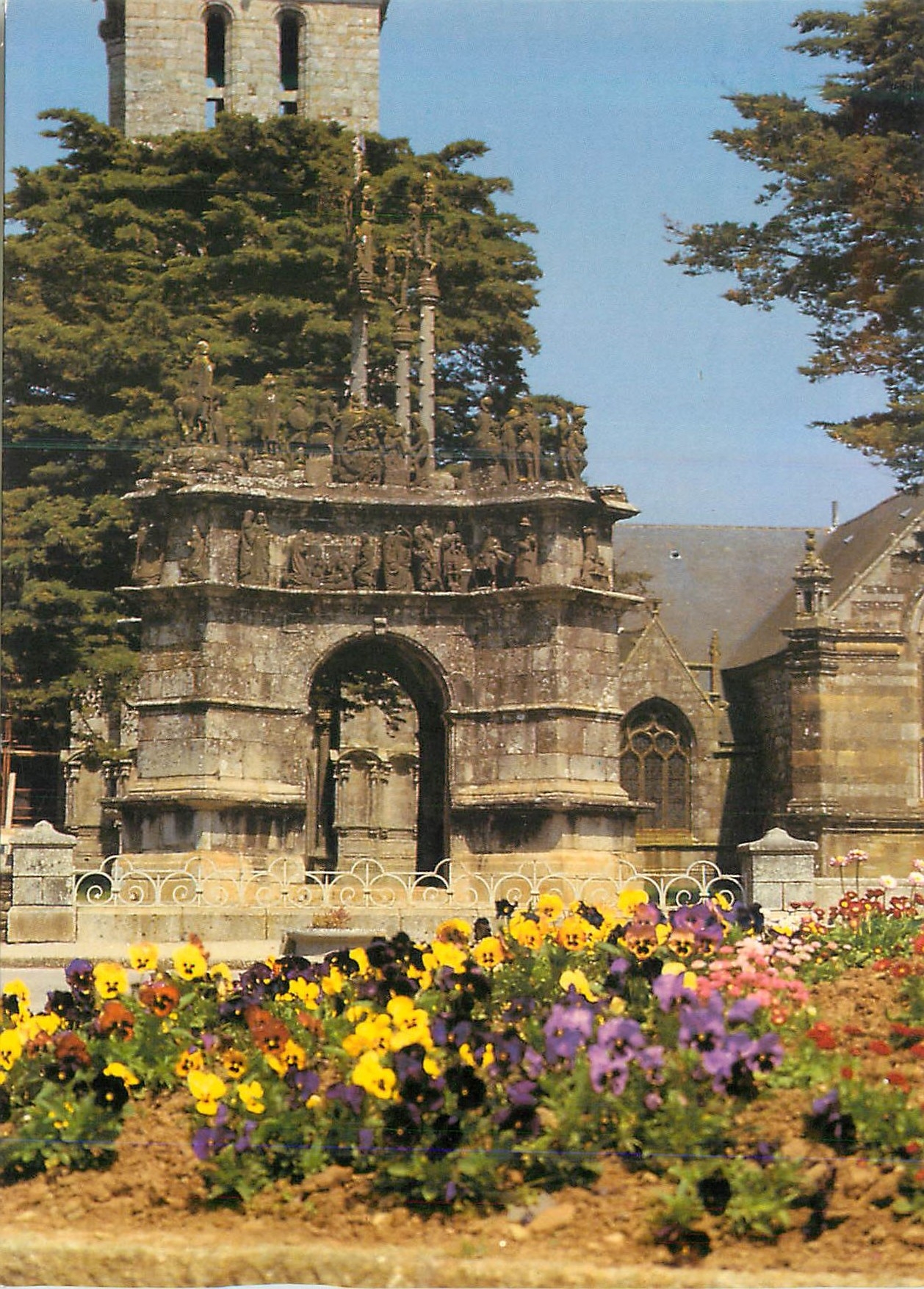 CPM Pleyben (Finistere) Le Calvaire (1650) La Bretagne en Couleurs
