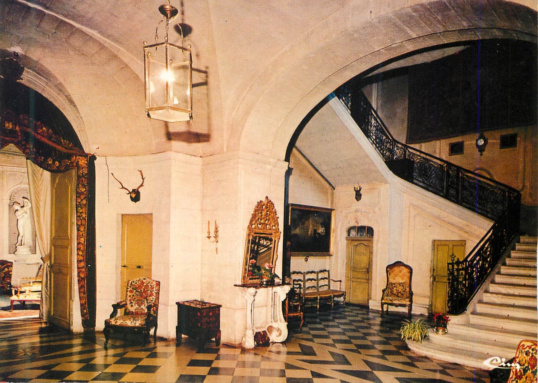 CPM Le Chateau des Marquis de Barbentane (XVIe Siecle) La Provence Touristique Le Vestibule et le Grand Escalier