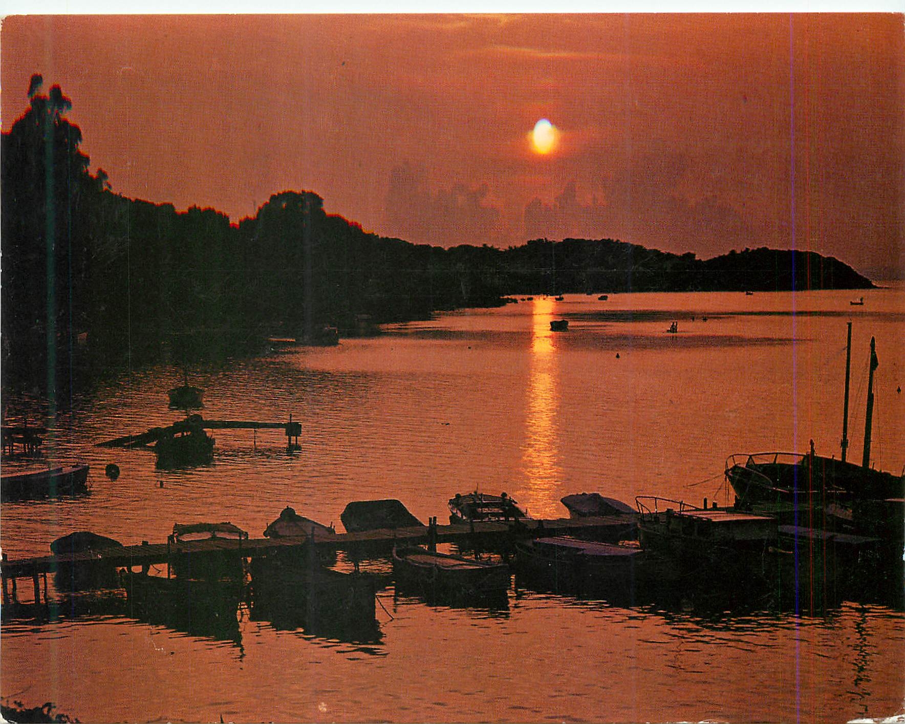 CPM Cote d'Azur France French Riviera Coucher de Soleil en Mediterranee Bateaux