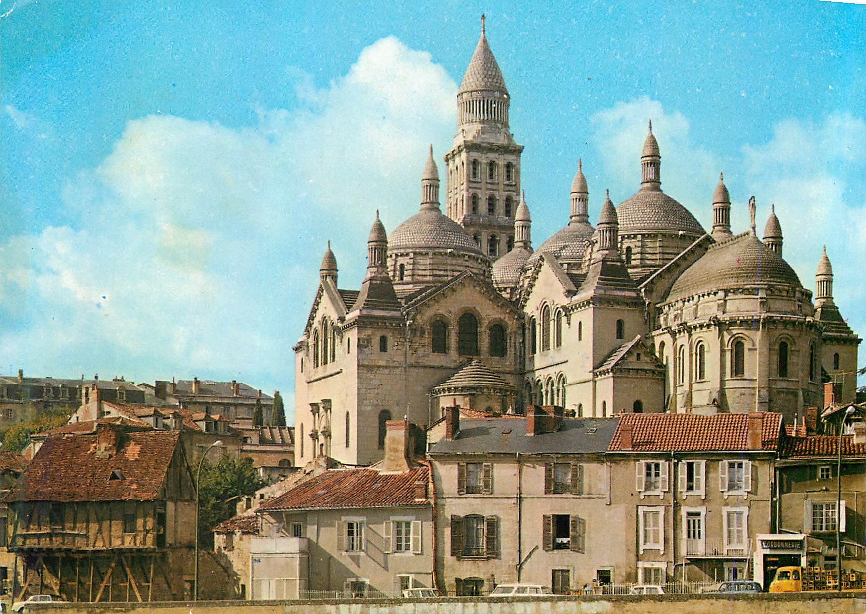 CPM Perigueux (Dordogne) La Cathedrale St Front et le Vieux Moulin