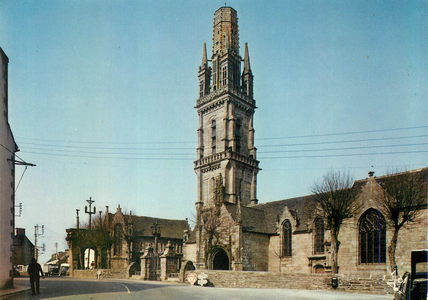CPM Lampaul Guimiliau la Bretagne en Couleurs