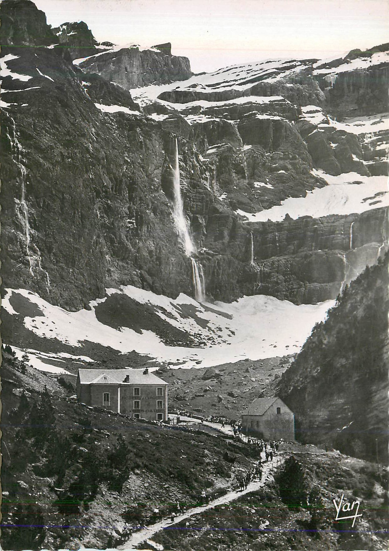 CPM Gavarnie l'Hotel du Cirque et la Grande Cascade