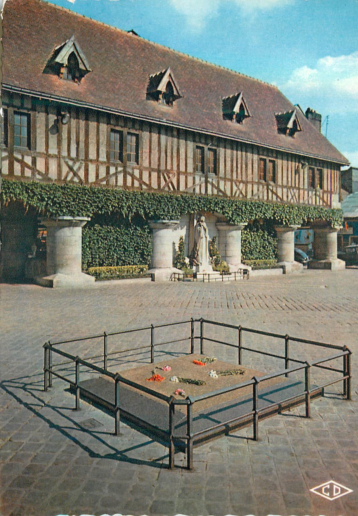 CPM Rouen (Seine Maritime) PLace du Marche Statue de Jeanne d'Arc