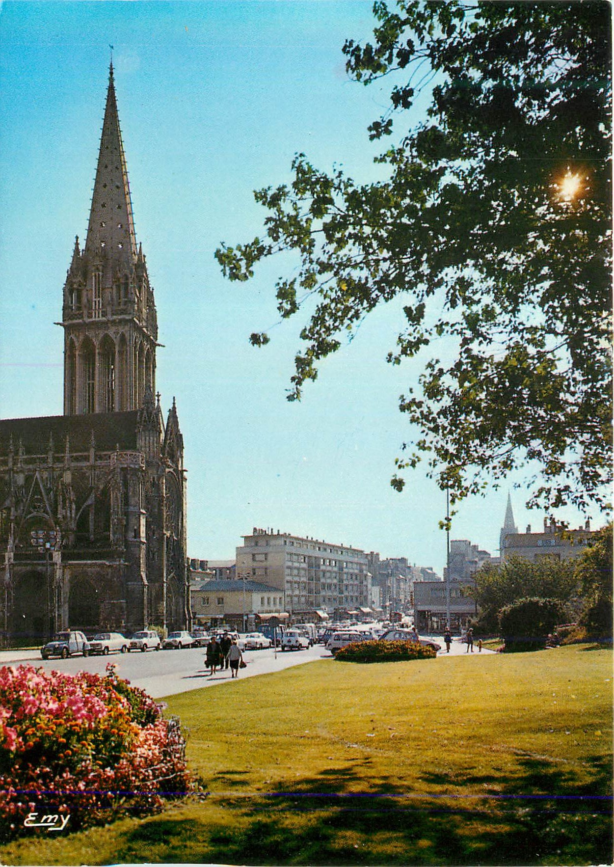 CPM Caen (Calvados) l'Eglise Saint Pierre au Dernier Plan la Rue Saint Pierre