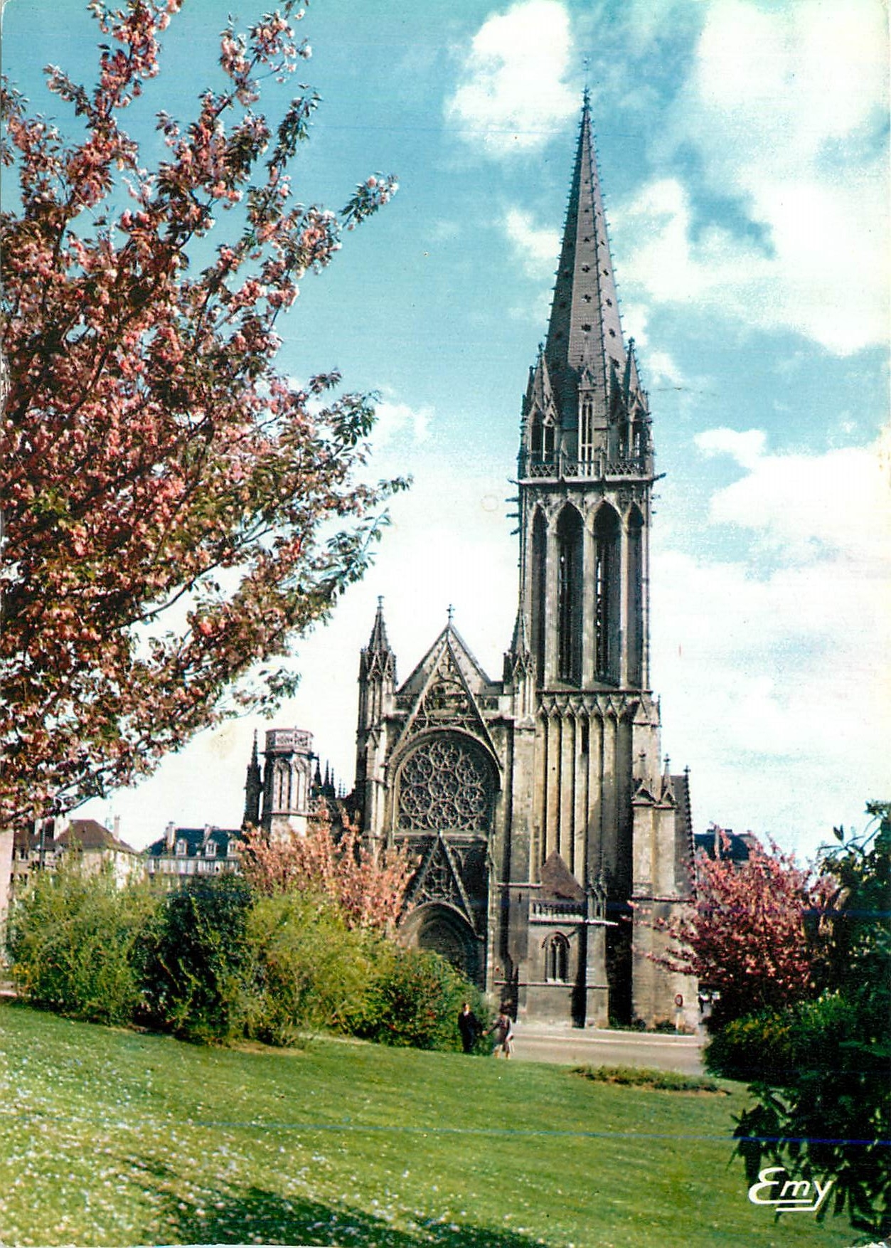 CPM Caen (Calvados) l'Eglise Saint Pierre vue des Remparts du Chateau