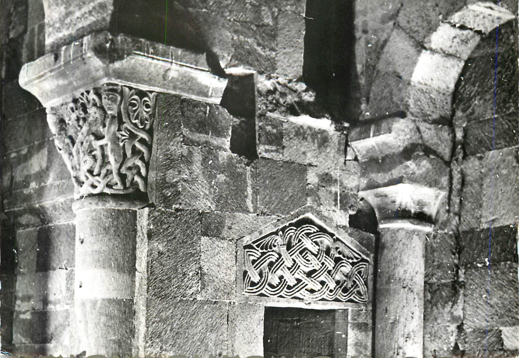 CPM Connaissance du Rouergue Serie Sculpture Eglise de St Pierre Bessuejouls Linteau a entrelacs et chapiteau romans