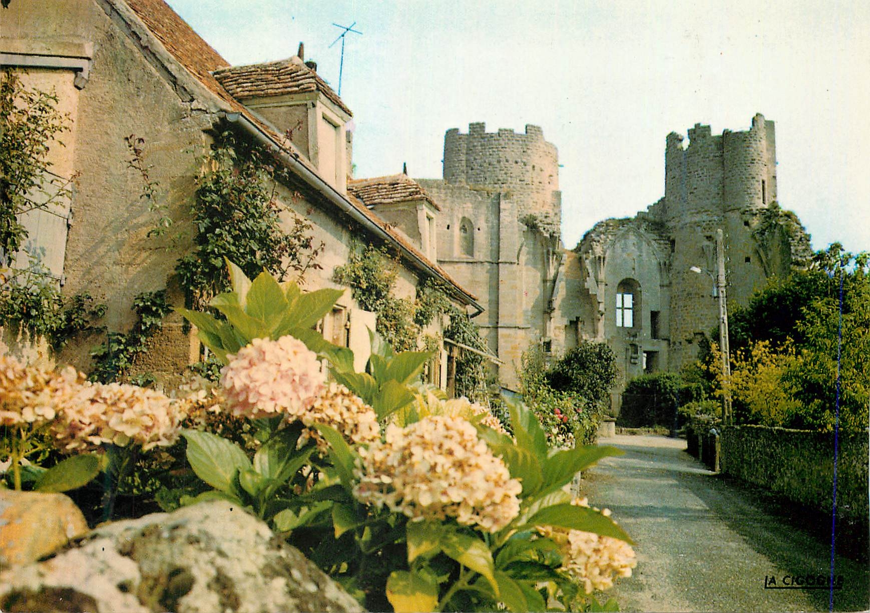 CPM Bourbon l'Archambault (Allier) Ruines du Chateau