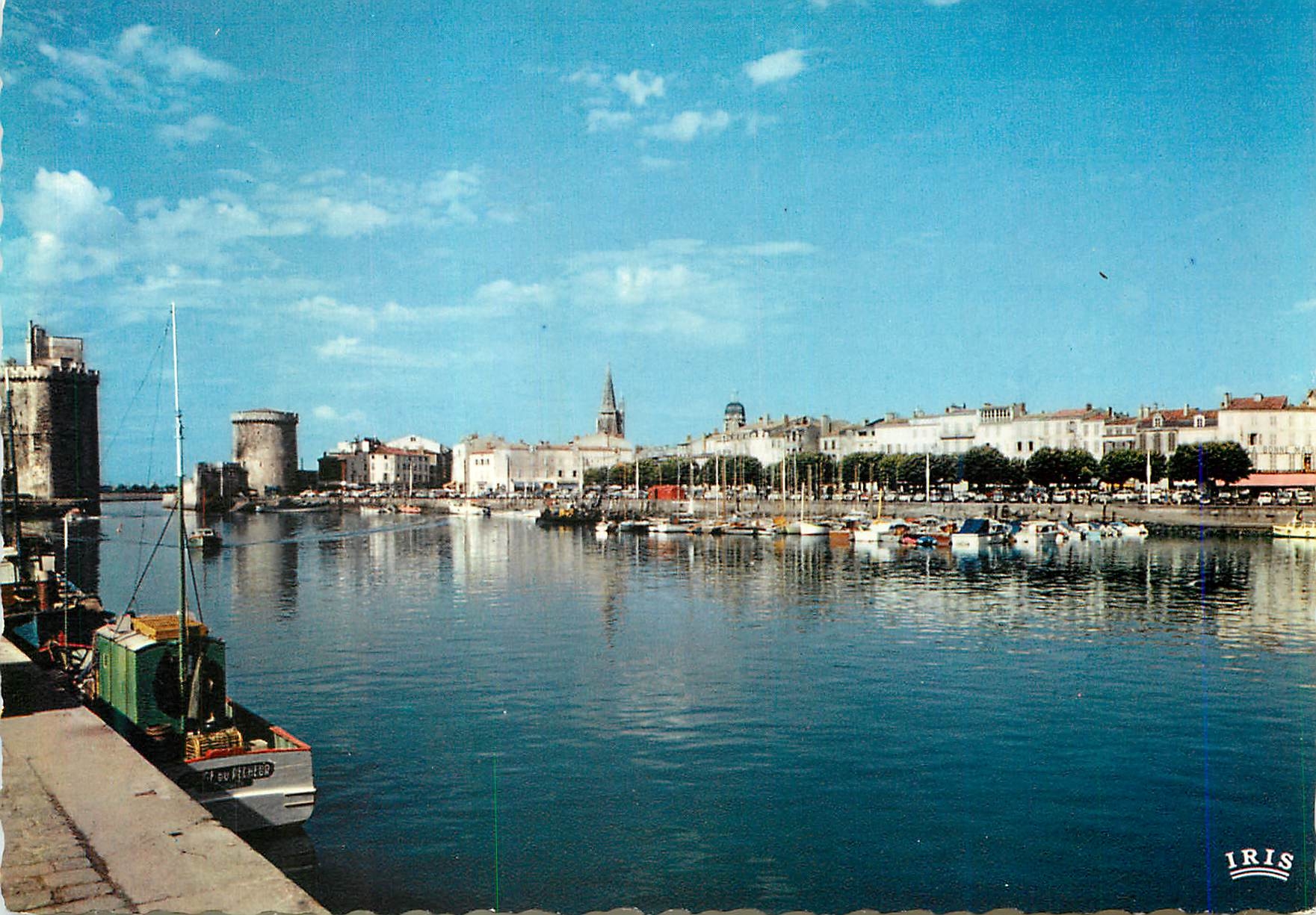 CPM la Rochelle (Chte Mme) la Tour St Nicolas (XIVe s) Bateaux de peche