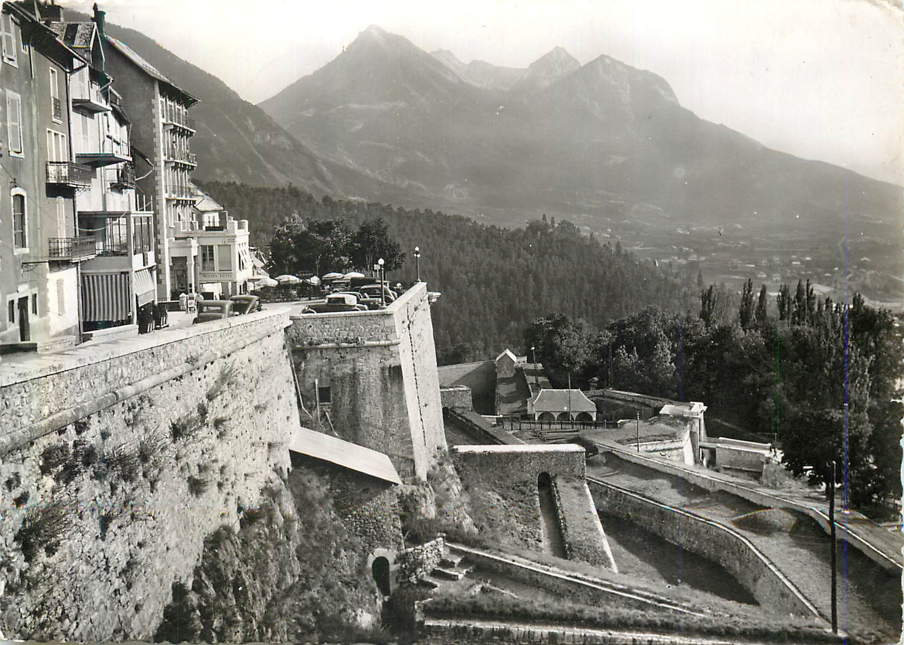 Briançon (Htes-Alpes) — Les Remparts et la Croix de Bretagne — Edit. AJAX, 4e. Comte-Félix-Gastaldi