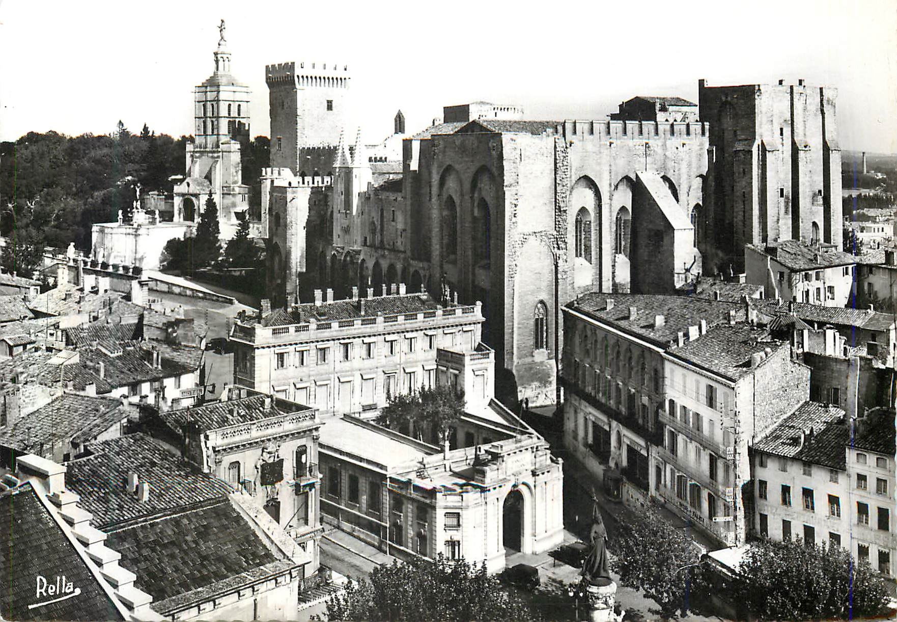 Avignon (Vaucluse) - Le Palais des Papes et Notre-Dame des Doms vus du Beffroi