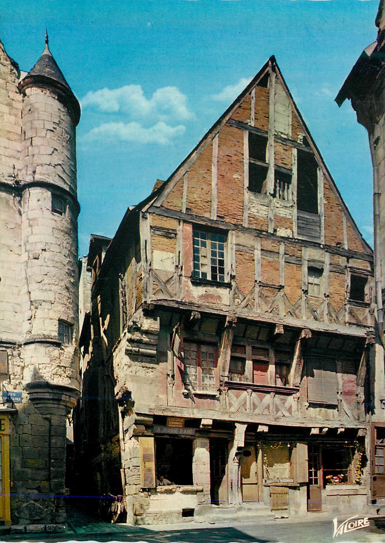 CPM Chinon (Indre et Loire) la Vieille Ville les Merveilles  du Val de Loire