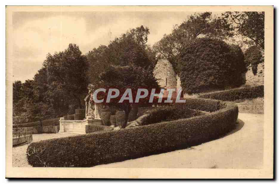 Jardin à Caugon — vue de la statue et des haies — éditeur inconnu