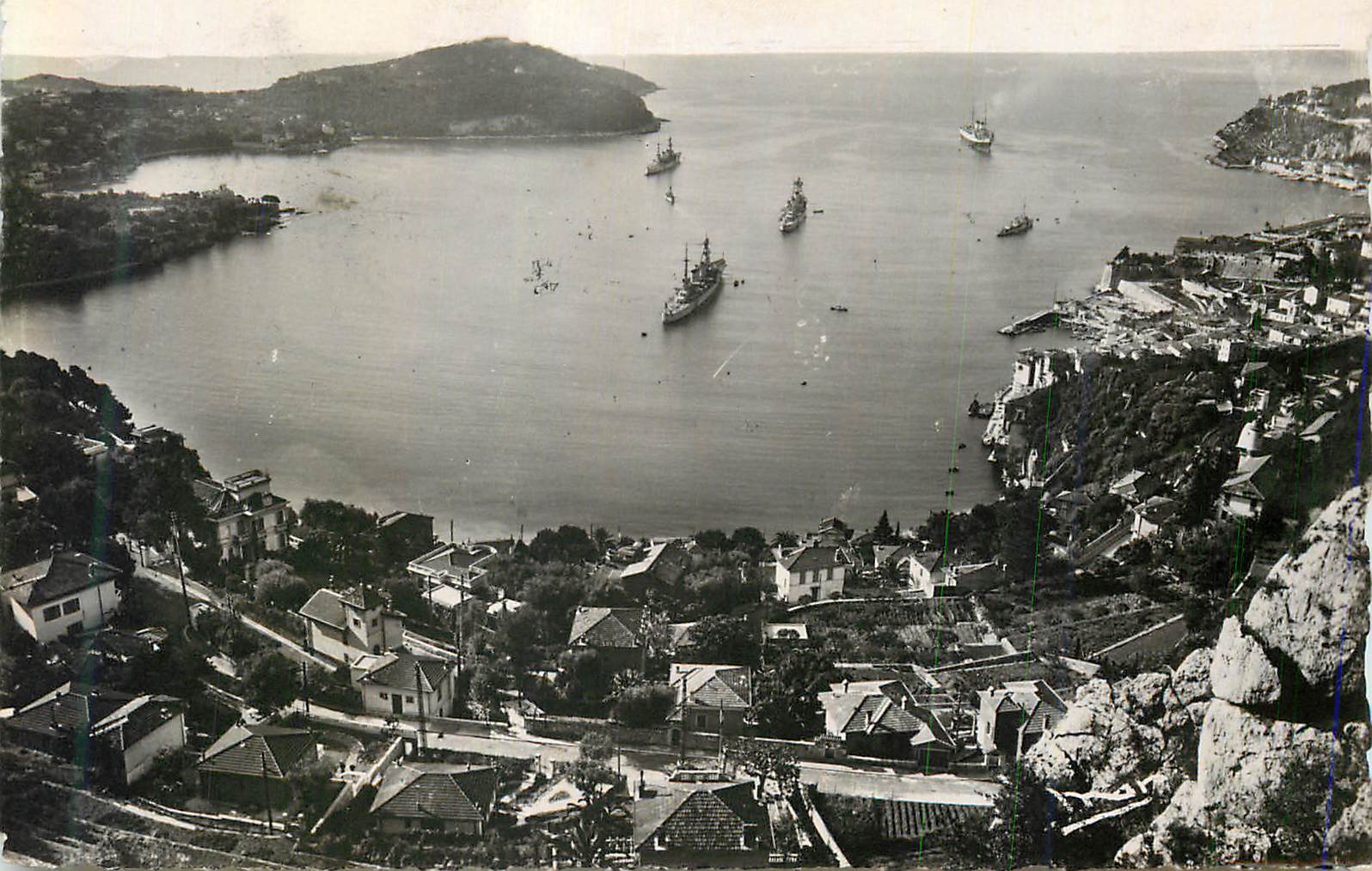 CPM Villefranche sur Mer La Cote d'Azur Vue Generale et la Rade Bateaux