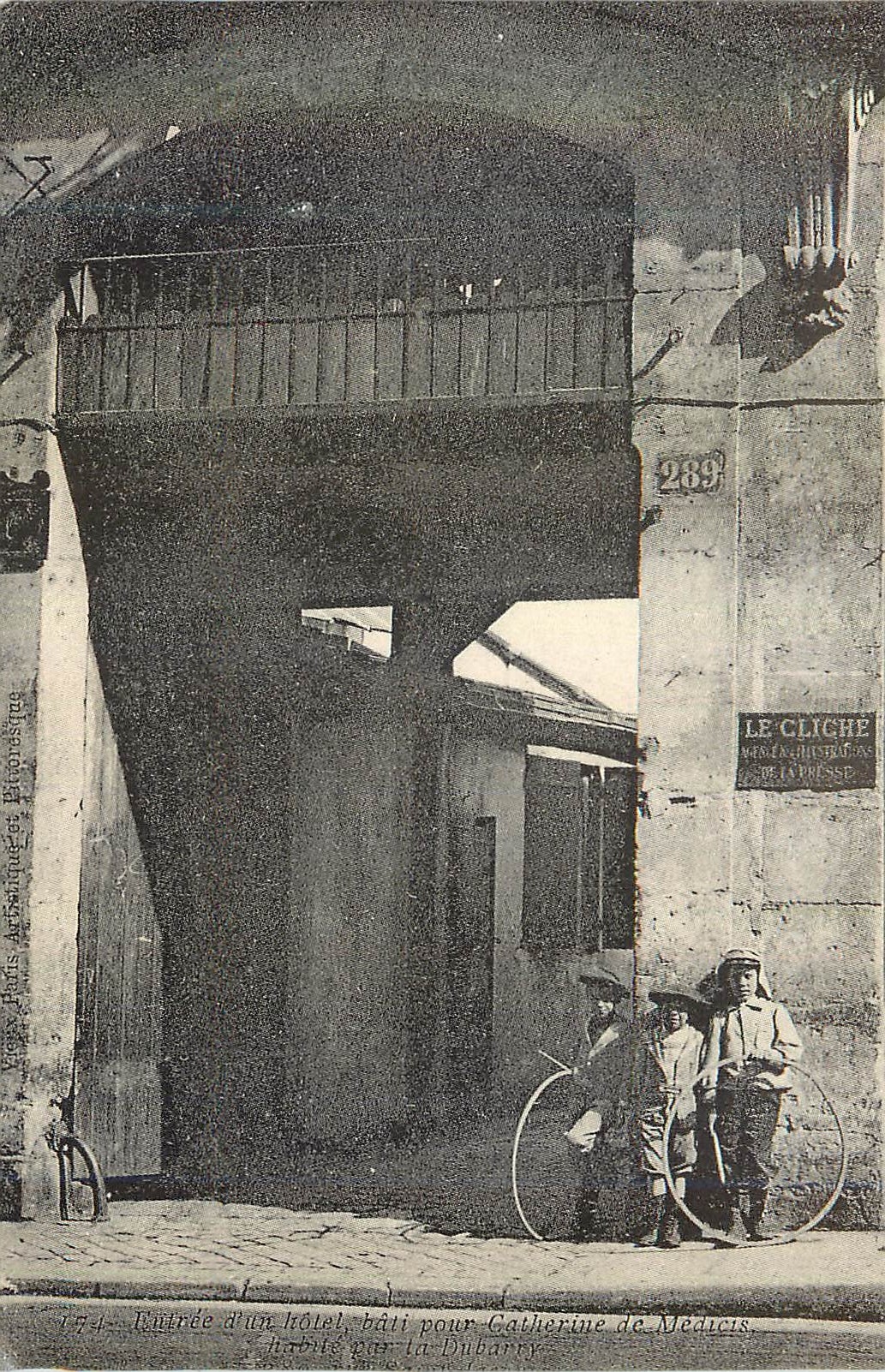 REPRO Rue Saint Jacques Entree d'un Hotel Bati pour Catherine de Medicis