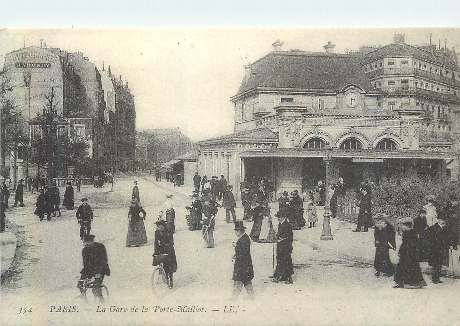 REPRO Paris La Gare de la Porte Maillot
