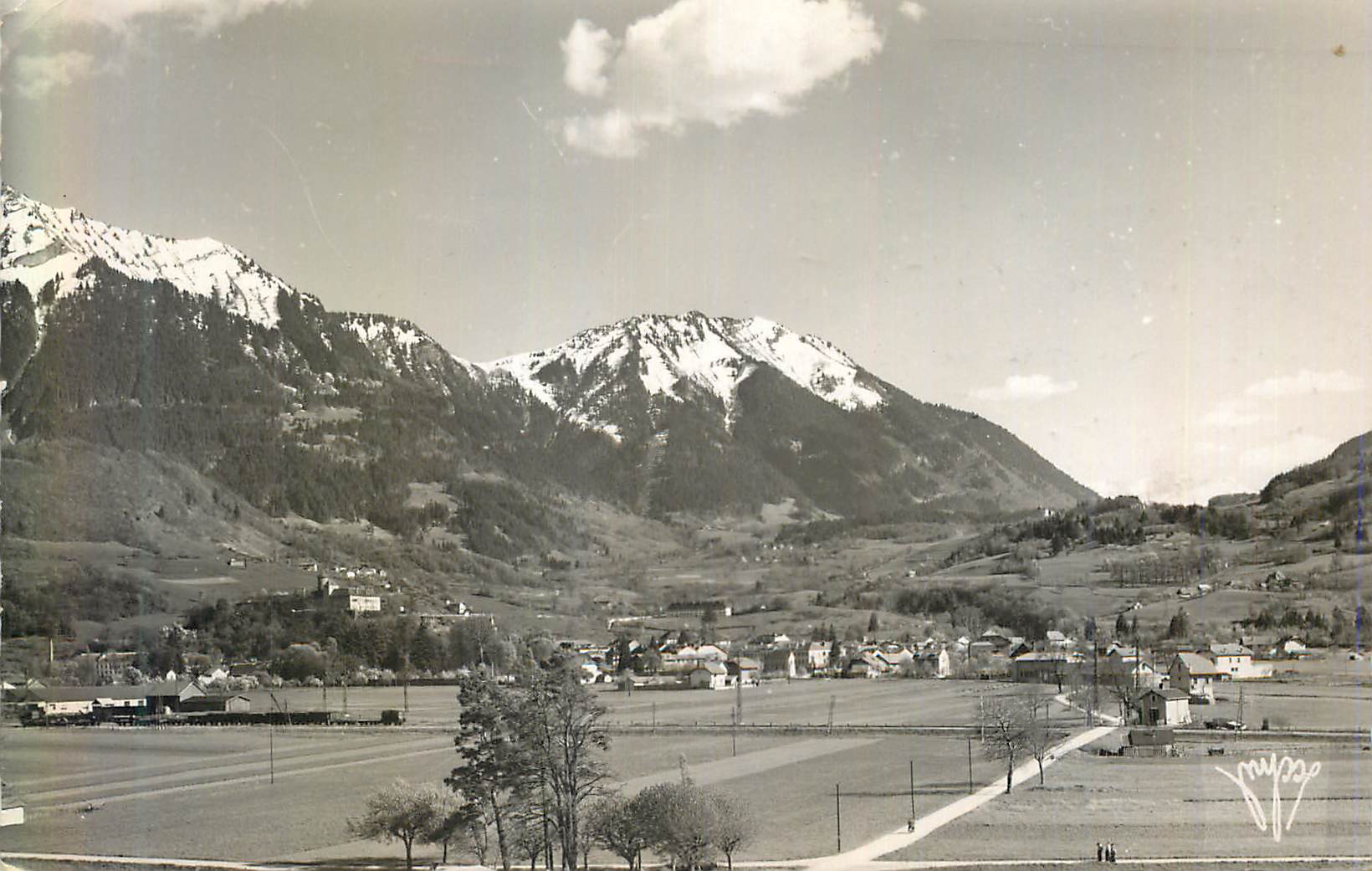 Favergeres (Haute-Savoie) — Vue générale avec le Mont Belle Etoile et le Col de Tamié — Photo Myssse