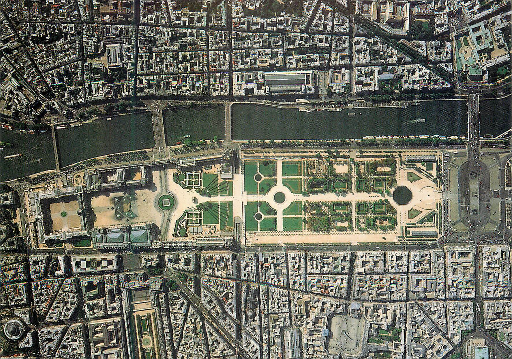 CPM Domaine National du Louvre et des Tuileries Vue Aerienne Septembre 1996
