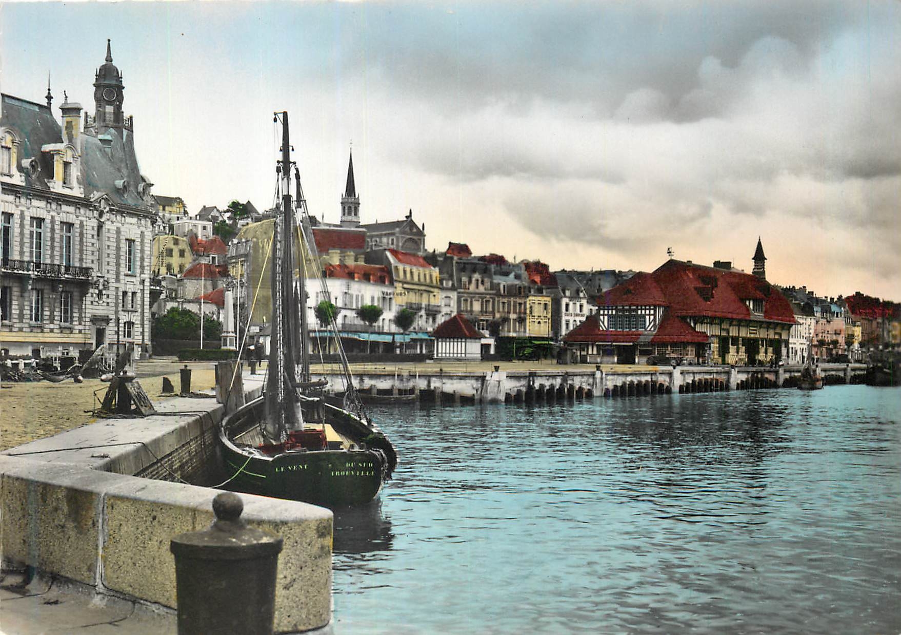 CPM Trouville (Calvados) la Reine des Plages Les quais et la poissonnerie Bateaux de peche