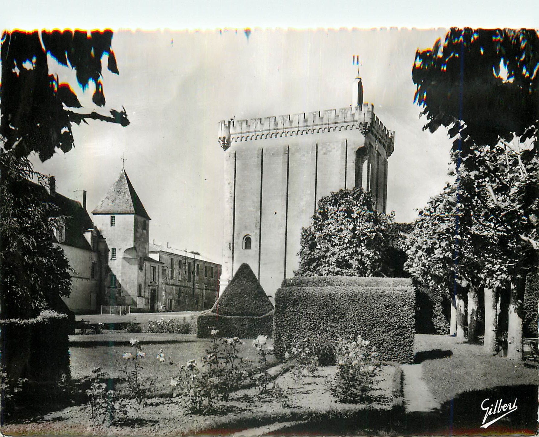 CPM Pons (Chte Mme) Le Donjon et les Jardins