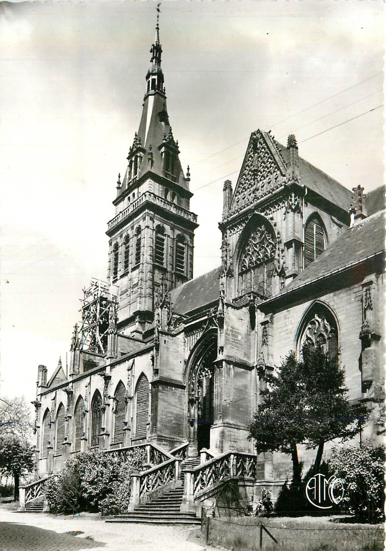 CPM Mizieres (Ardennes) La Basilique (XVIe Siecle)