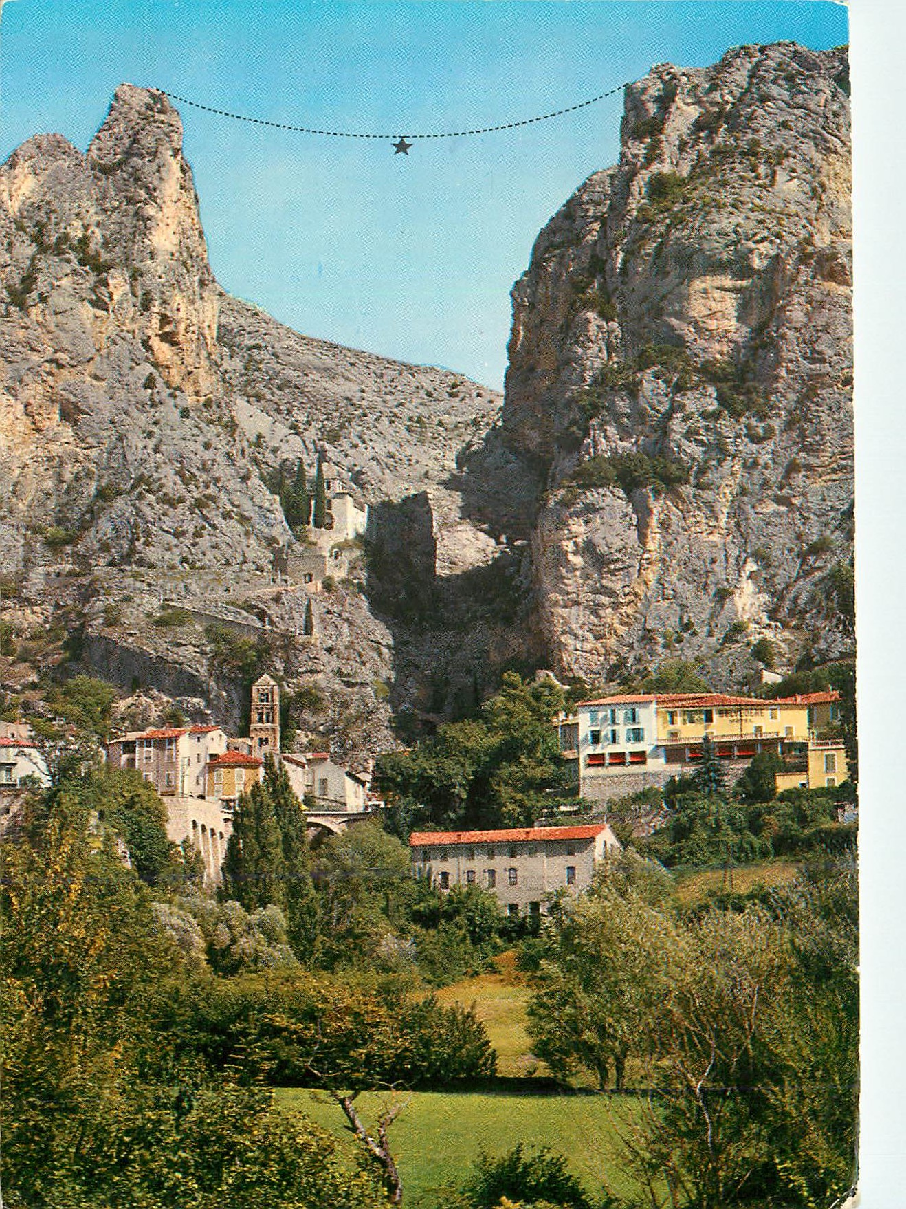 CPM Moustiers Ste Marie (B A) Vue Generale et la Chaine